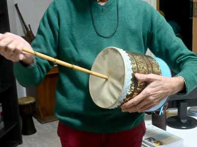 Uno strumento costruito dallo stesso presidente che, una volta inumidite le sue dita, lo suona per noi, facendoci viaggiare nell�antica musica popolare pugliese